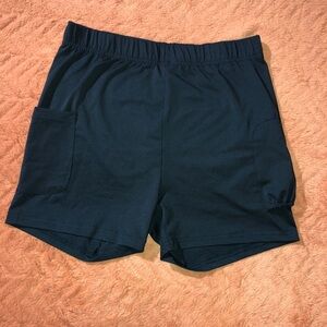 Women’s size medium M black athletic shorts. Two pockets. Workout sports shorts